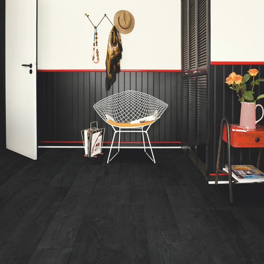 Zwart laminaat biedt een elegante en moderne esthetiek, perfect voor het creëren van een verfijnd en eigentijds interieur in zowel huizen als kantoren