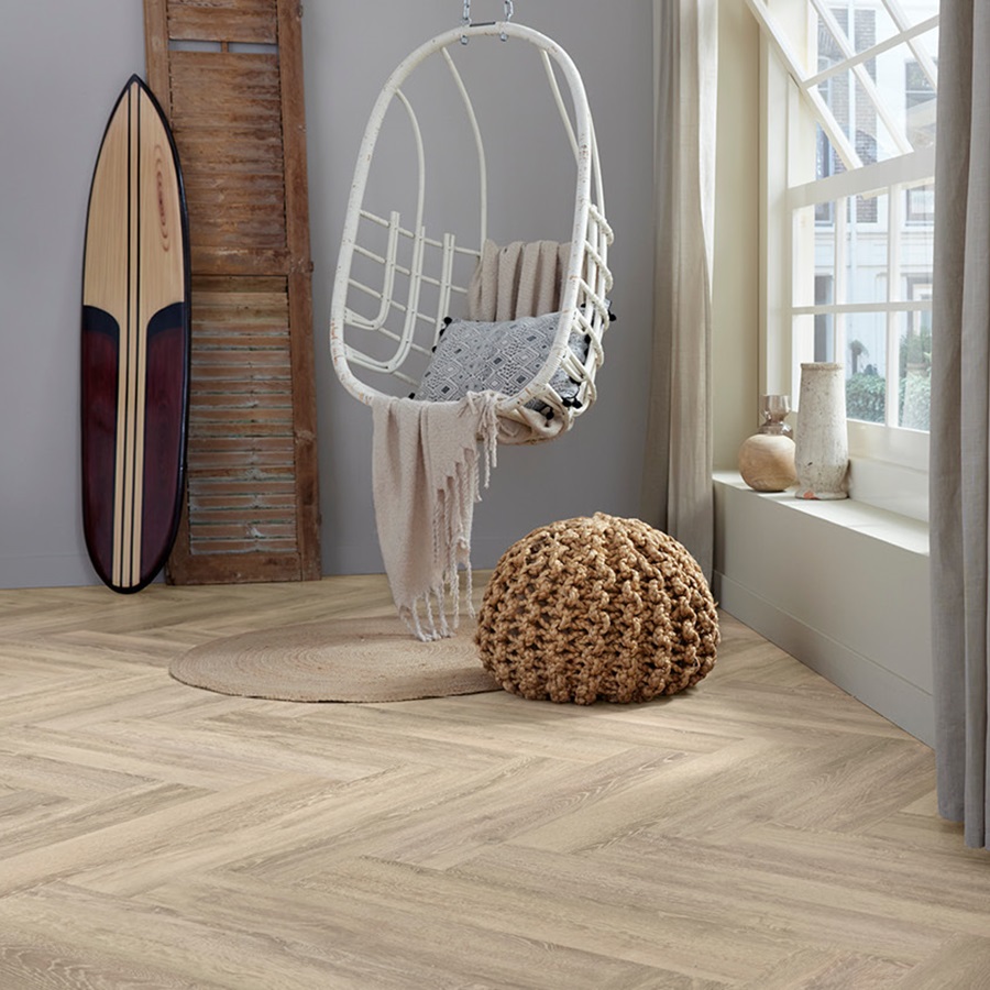 mFLOR Authentic Parva Oak XL pvc vloeren: hoogwaardige vloeren met een visgraatpatroon die elke ruimte een elegante en ruimtelijke uitstraling geven