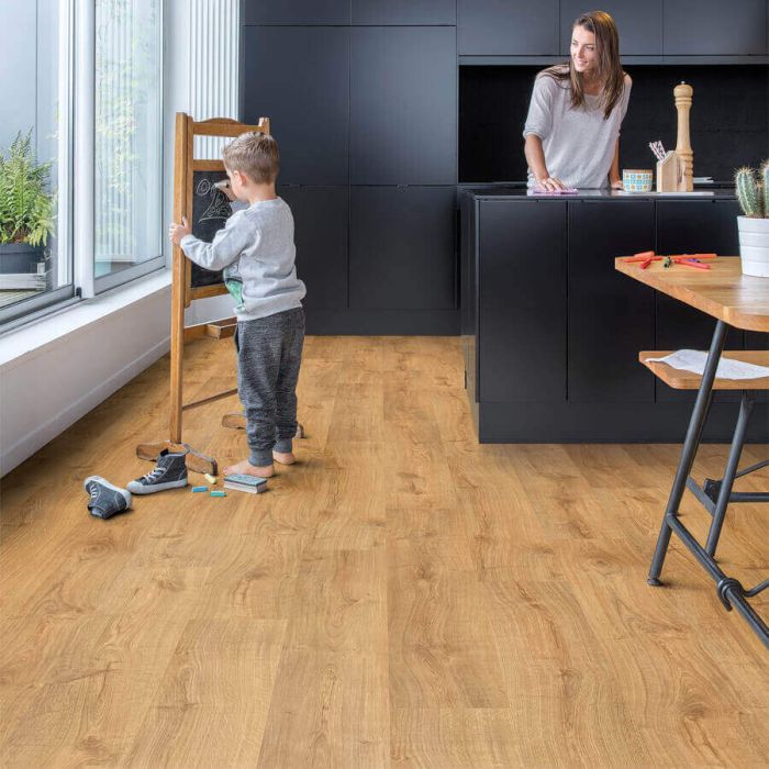 Quick Step Bloom AVMPU40088 Herfst Eik Honing pvc vloer, rijke herfst eiken click-vloer in honingtinten, perfect voor een uitnodigend interieur